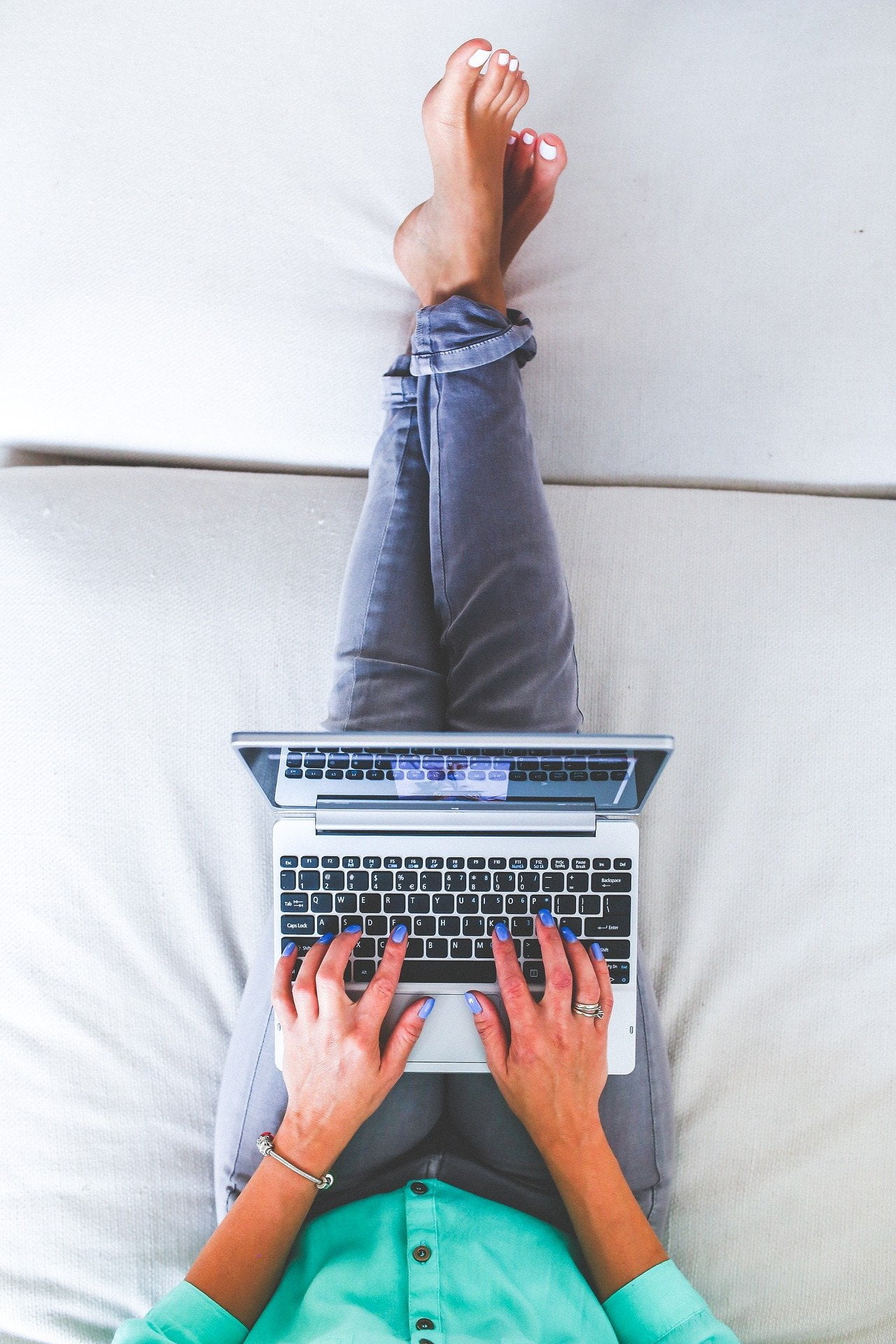 woman-791185_1920 laptop bett